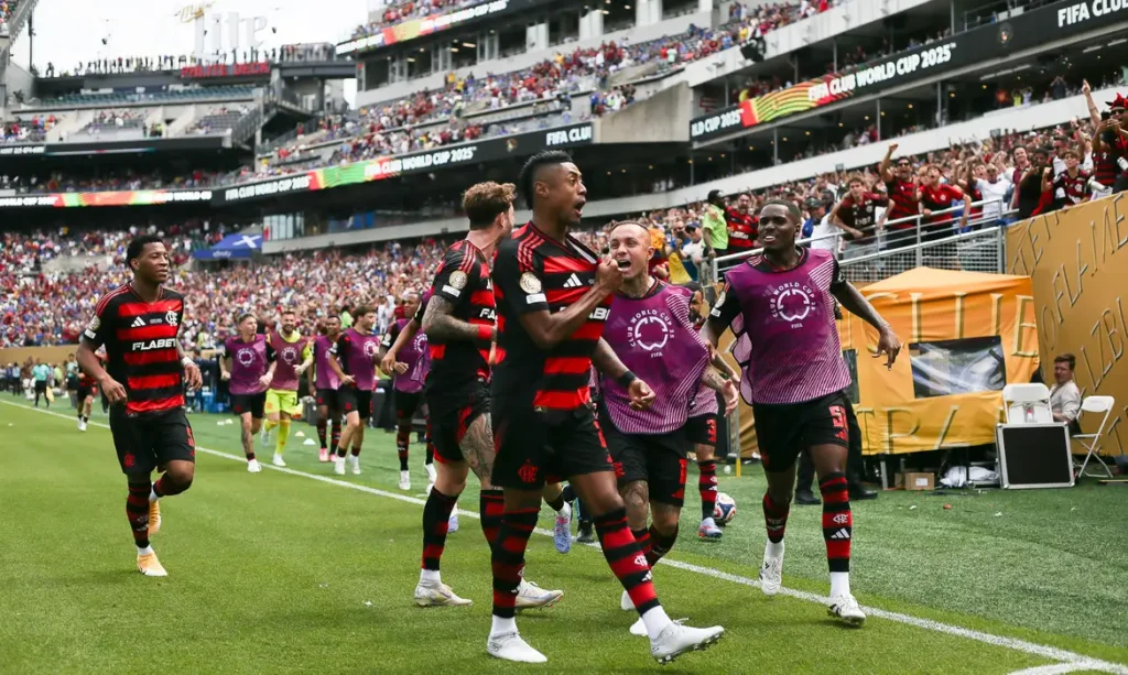 Bruno-Henrique-comemora-Gilvan-de-Souza-CRF-1024x613 Soberano, Flamengo encurrala o Chelsea e encaminha vaga no Mundial