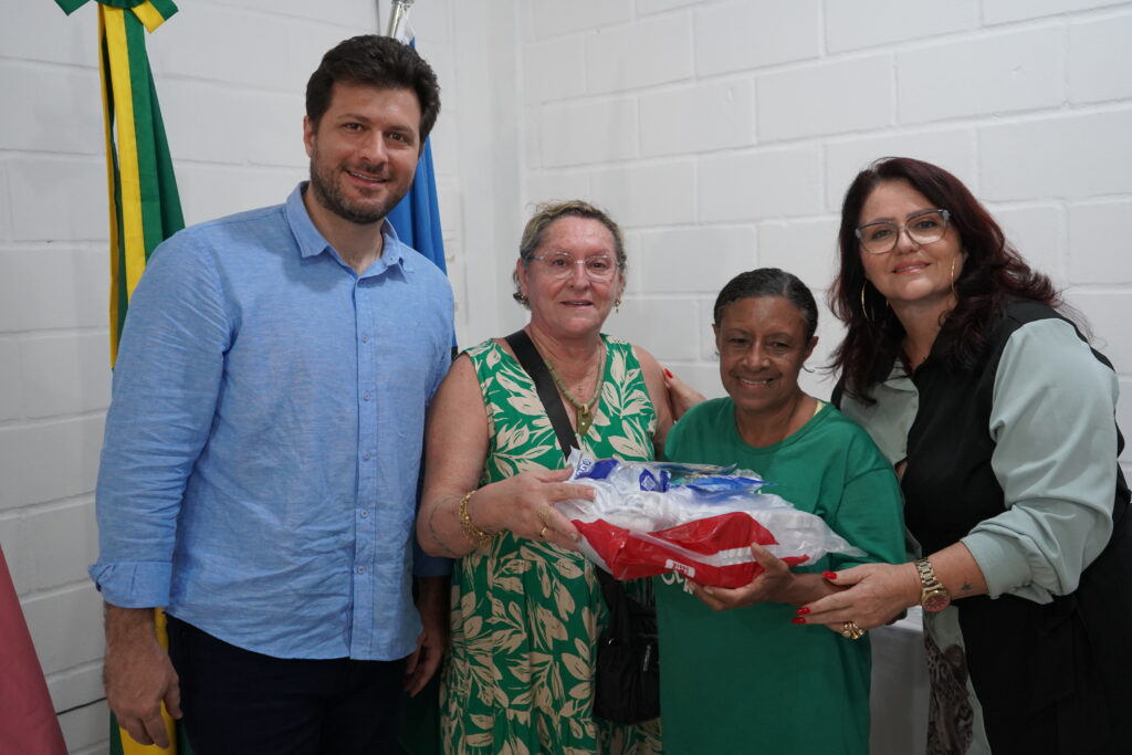 EPIs-PMSM-3-1024x683 Secretaria de Educação entrega EPIs a profissionais da rede municipal de São Mateus