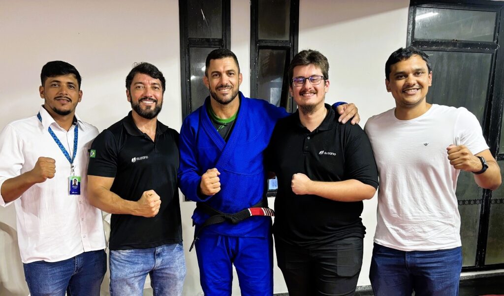 Mestre-Fabao-com-equipe-da-Suzano-1024x601 Projeto de artes marciais recebe ajuda financeira da Suzano