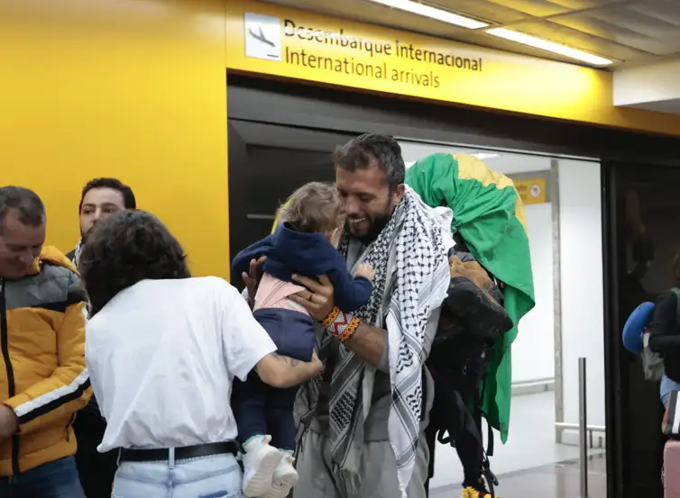 Thiago-Avila-com-a-filha-Paulo-Pinto-ABr Ativistas preparam "missão maior" à Faixa de Gaza, diz Thiago Ávila