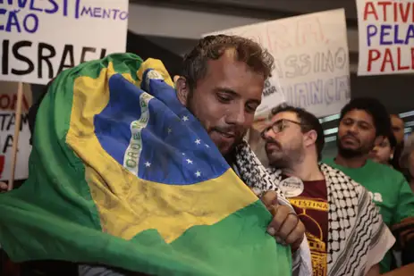 Thiago-Avila-no-aeroporto-Paulo-Pinto-ABr Ativistas preparam "missão maior" à Faixa de Gaza, diz Thiago Ávila