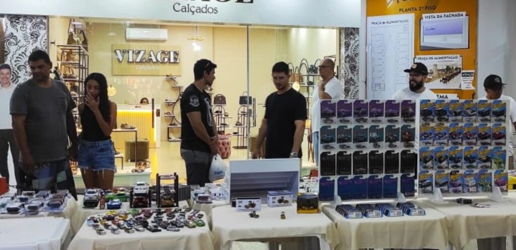 Colecionadores-1-HWSC-2-visitantes-1024x497 Miniaturas sobre rodas: exposição de carros encanta público em shopping de São Mateus