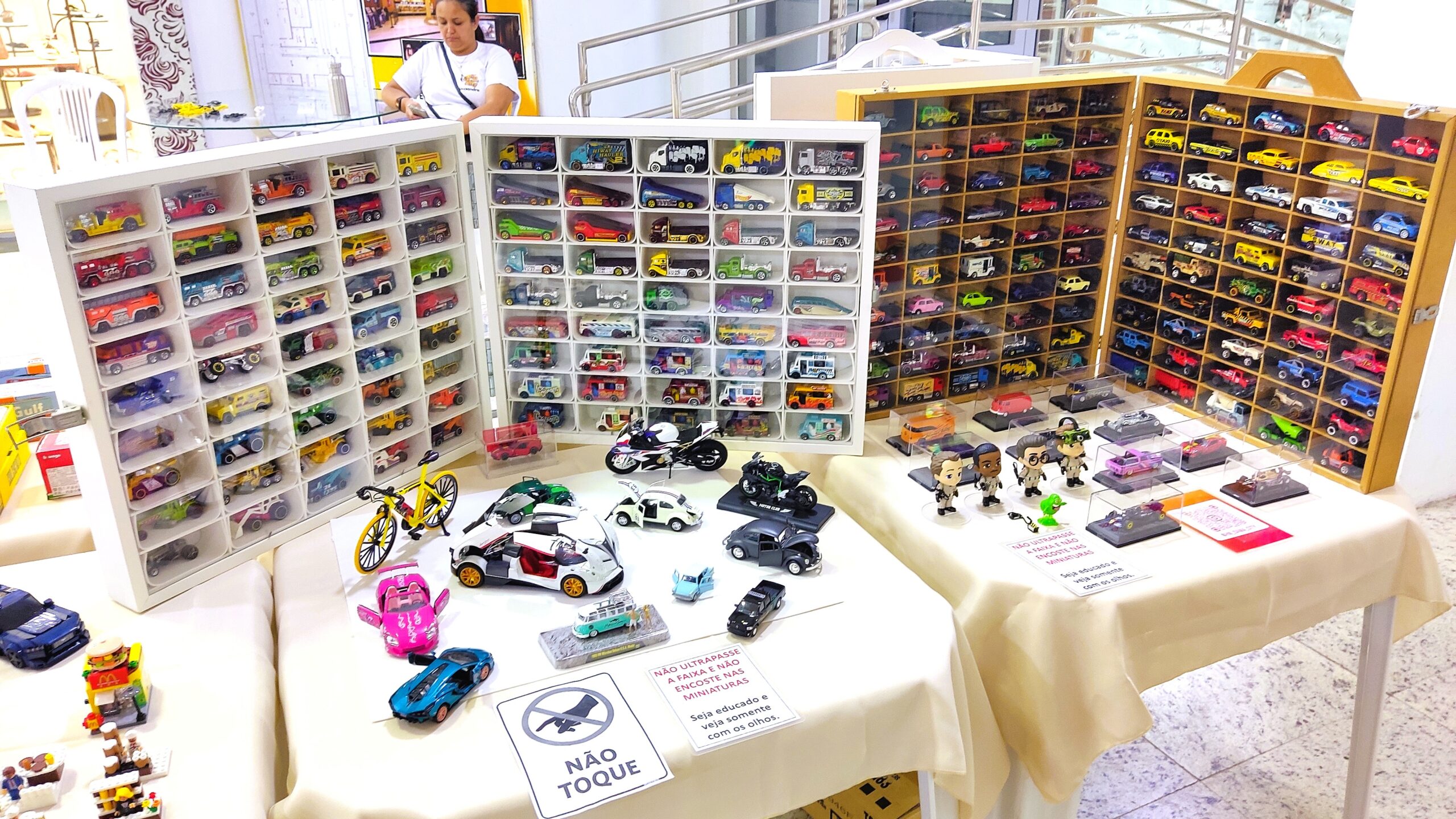 Colecionadores-de-miniaturas-26-07-2025-HWSC-6-scaled Miniaturas sobre rodas: exposição de carros encanta público em shopping de São Mateus