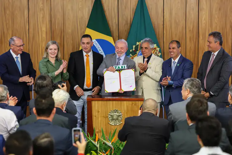 Lula-com-taxi-Valter-Campanato-ABr Fim da taxa de verificação de taxímetros beneficiará 300 mil taxistas