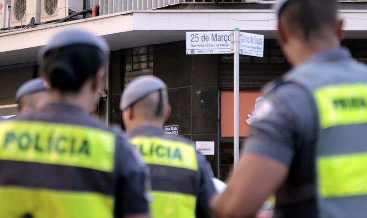 Policiais-na-Rua-25-de-Marco-Paulo-Pinto-ABr Pirataria é fiscalizada e combatida, dizem lojistas da 25 de Março