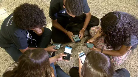 Crianca-e-celular-Arquivo-EBC Especialistas alertam que crianças não podem ser ‘produto’ das redes