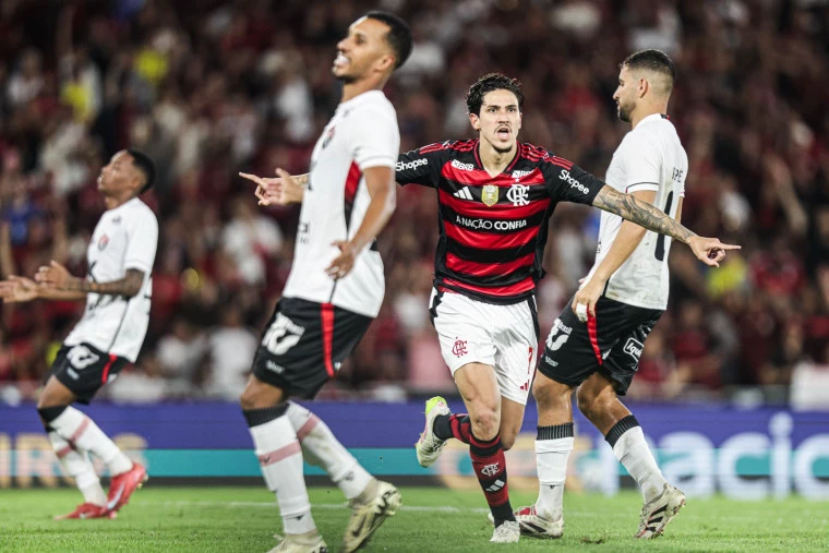 Pedro-comemora-Gilvan-de-Souza-CRF Histórico: líder Flamengo tem noite de recordes e muitos gols