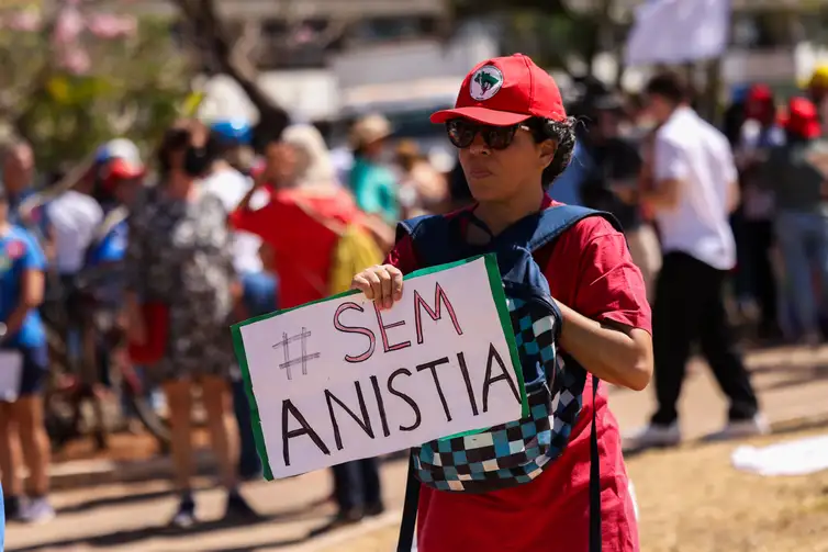 Grito-dos-Excluidos-em-Brasilia-2-Marcelo-Camargo-ABr Brasileiros celebram soberania; Curupira e Zé Gotinha desfilaram