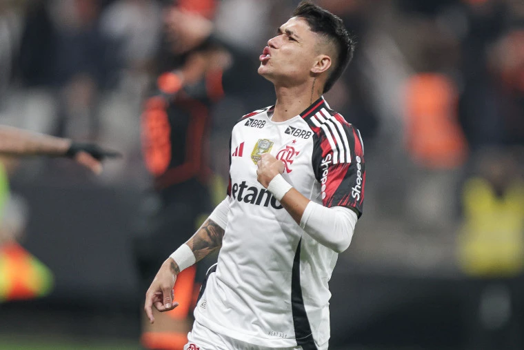 Luiz-Arauo-Gilvan-de-Souza-CRF De virada, Flamengo vence em Itaquera e abre vantagem na liderança