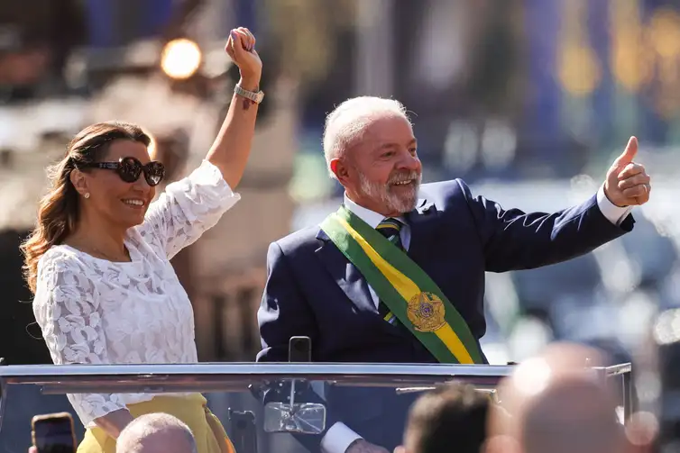 Lula-no-desfile-2-Marcelo-Camargo-ABr Lula e ministros acompanham desfile; público entoa "sem anistia"