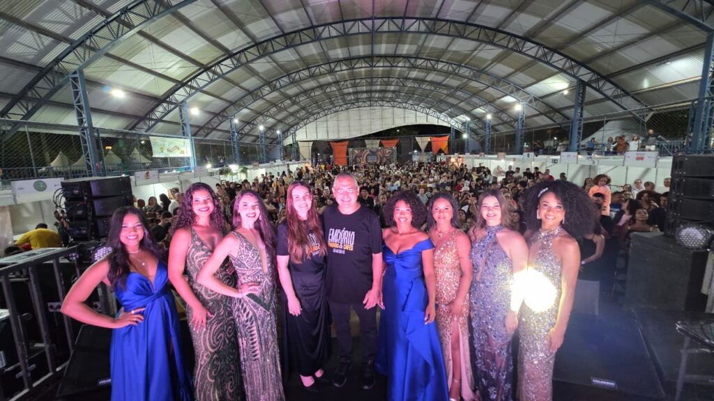 Marcus-e-as-candidatas-a-rainha-PMSM-1024x576 Thalyta Queiroz vence concurso de Rainha de Pimentas e Cafés em São Mateus