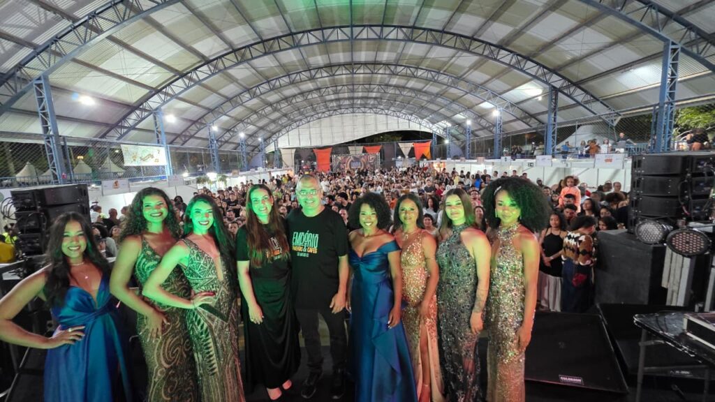 Marcus-e-as-candidatas-a-rainha-PMSM-2-1024x576 Thalyta Queiroz vence concurso de Rainha de Pimentas e Cafés em São Mateus