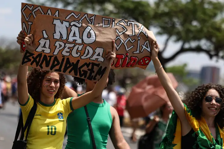 P Em todo país, milhares protestam contra anistia e PEC da Blindagem