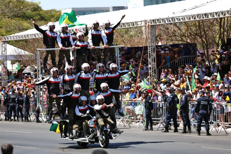 Piramide-humana-Jose-Cruz-ABr Lula e ministros acompanham desfile; público entoa "sem anistia"