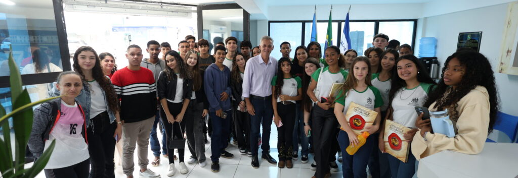 Visita-Alunos-Nestor-Gomes_25_09_25_38-1-1-scaled-e1759109036880-1024x353 Estudantes de Nestor Gomes visitam a Câmara de São Mateus