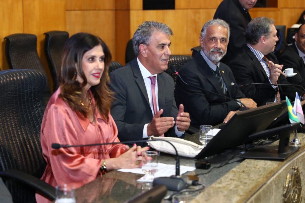 Jose-Esmeraldo-medicos-Divulgacao-15-1024x682 Assembleia Legislativa homenageia médicos com comenda e debate desafios da profissão