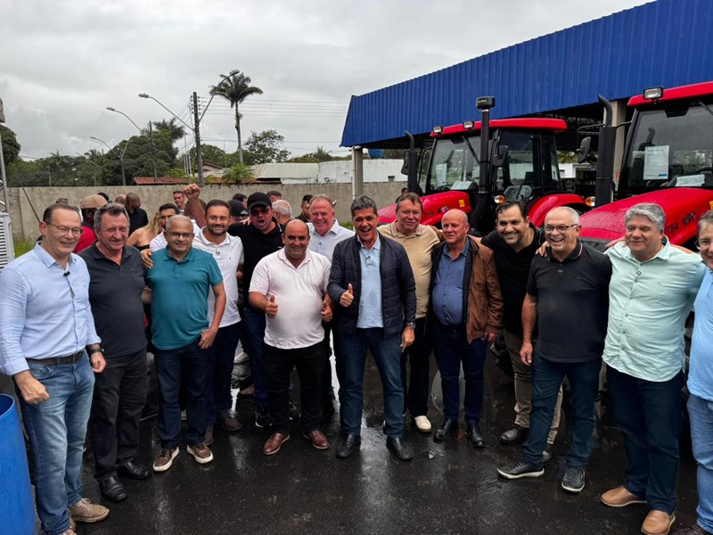 Ricardo-e-a-turma-LJr.-e-Zaca-Governo-ES Casão e Ricardo entregam máquinas para fortalecer a agricultura capixaba
