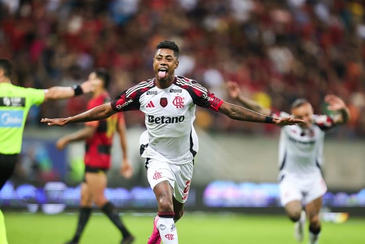 Bruno-Henrique-5-a-1-Gilvan-de-Souza-CRF Na festa dos 130 anos, Flamengo presenteia a torcida com goleada e liderança do Brasileirão