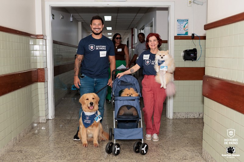 Clara-tutor-e-caes Visita canina traz alegria para pacientes do Hospital São Lucas