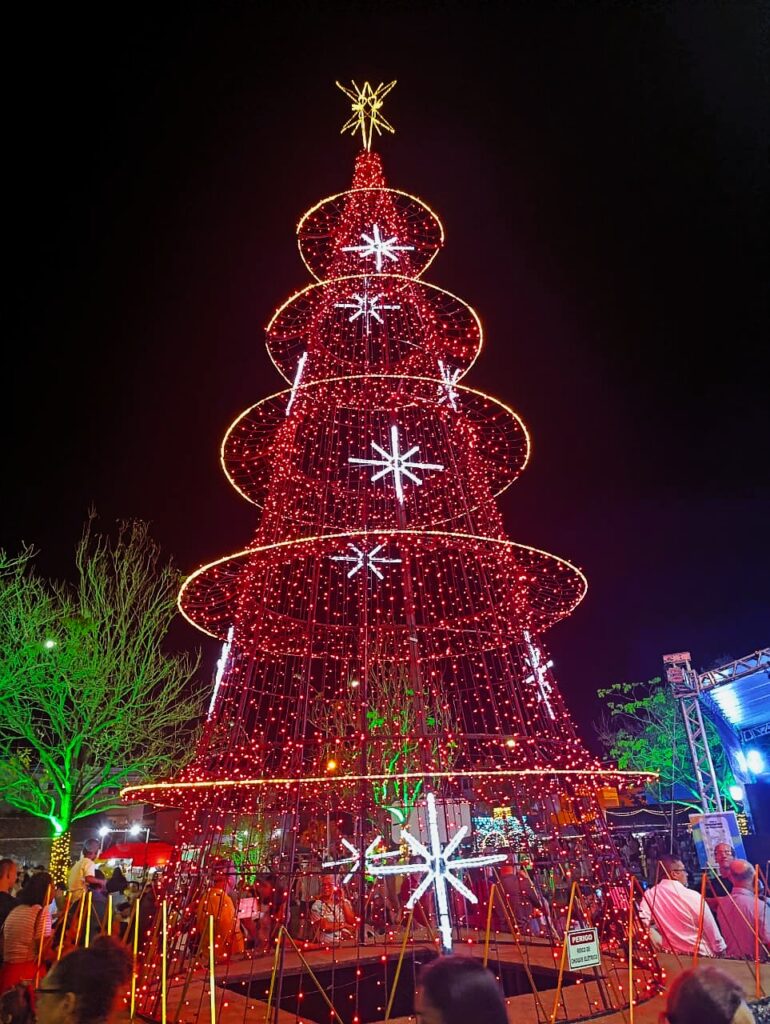 Natal-Luz-7-770x1024 Em noite iluminada e praça lotada, Marcus e Talita abrem o Natal Luz em São Mateus