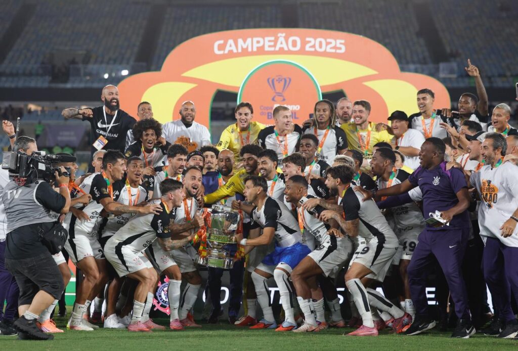 Corinthians-campeao-Rafael-Ribeiro-CBF-3-1024x694 Flamengo lidera ranking da CBF pelo sexto ano consecutivo