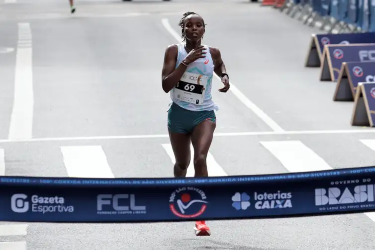Cynthia-Chemweno-2a-na-Sao-Silvestre-Paulo-Pinto-ABr Corredora da Tanzânia vence São Silvestre e Nubia de Oliveira chega em 3º