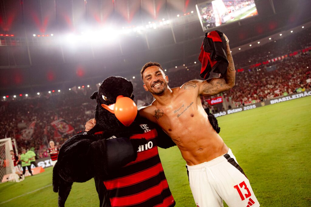 Danilo-com-o-urubu-mascote-Adriano-Fontes-CRF-1024x683 Uma vez, Flamengo... Nove vezes, Flamengo!
