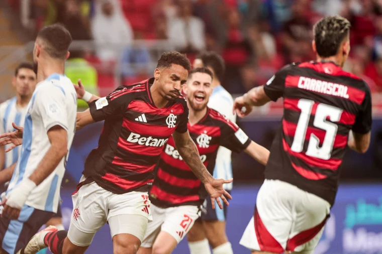 Danilo-comemora-Gilvan-de-Souza-CRF Flamengo conquista a Challenger Cup e tem o PSG no caminho do título mundial