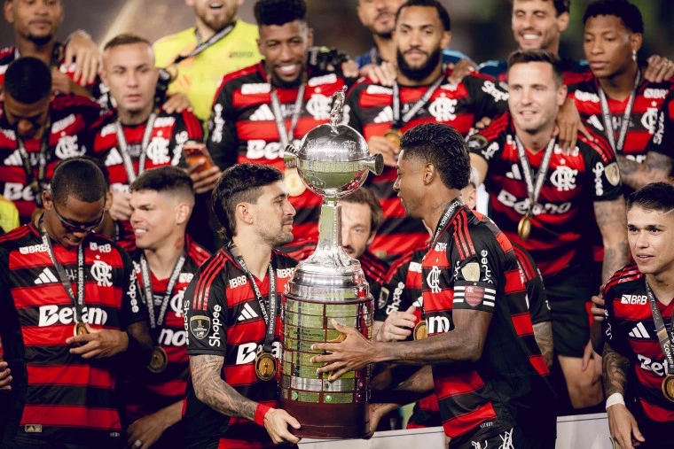 Flamengo-com-a-taca-4x-Adriano-Fontes-CRF Famílias comemoram o tetra do Flamengo na Libertadores