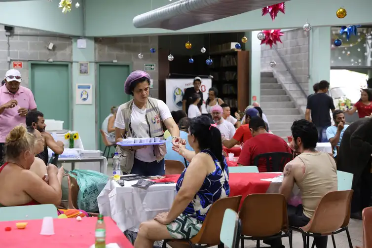 Julio-Lancelloti-Natal-3-Rovena-Rosa-Abr Júlio Lancelotti promove almoço de Natal para moradores de rua