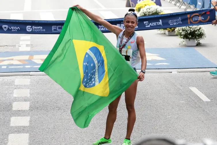 Nubia-de-Oliveira-3a-na-Sao-Silvestre-Paulo-Pinto-ABr Corredora da Tanzânia vence São Silvestre e Nubia de Oliveira chega em 3º