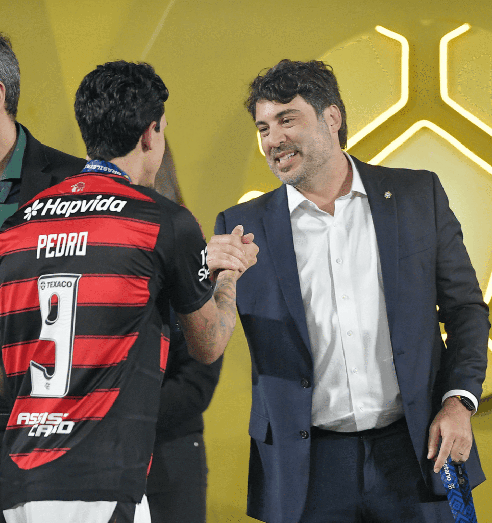 Pedro-com-Xaud-Staff-Images-CBF-964x1024 CBF celebra uma das edições mais equilibradas do Brasileirão
