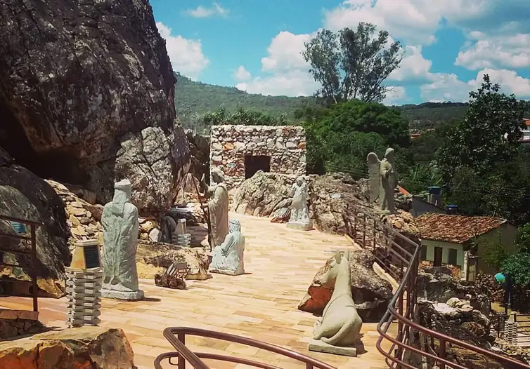 Presepio-Maos-de-Deus-em-Grao-Mogol-Conheca-Minas-Facebook Em praça pública ou em casa, fiéis mantêm tradição de presépios