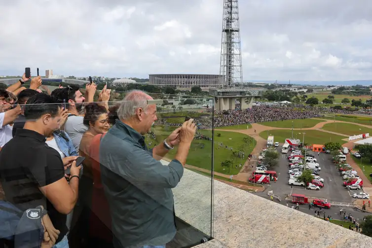 Hotel-implodido-em-Brasilia-Fabio-Rodrigues-Pozzebom-ABr-curiosos Tradicional hotel de luxo é implodido no centro de Brasília