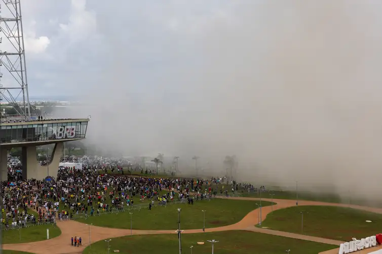 Hotel-implodido-em-Brasilia-Fabio-Rodrigues-Pozzebom-ABr-poeira Tradicional hotel de luxo é implodido no centro de Brasília