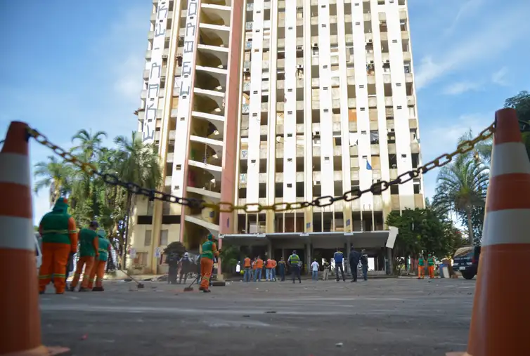 Hotel-implodido-em-Brasilia-Jose-Cruz-ABr-desocupacao Tradicional hotel de luxo é implodido no centro de Brasília