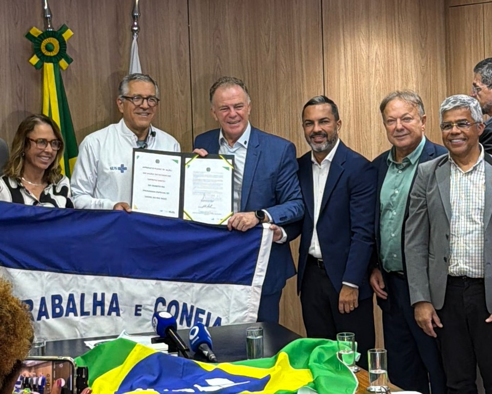Casagrande-com-Tyago-Balestrassi-e-Padilha-Divulgacao Cidades do ES vítimas de desastre de Mariana terão R$ 131 mi em saúde