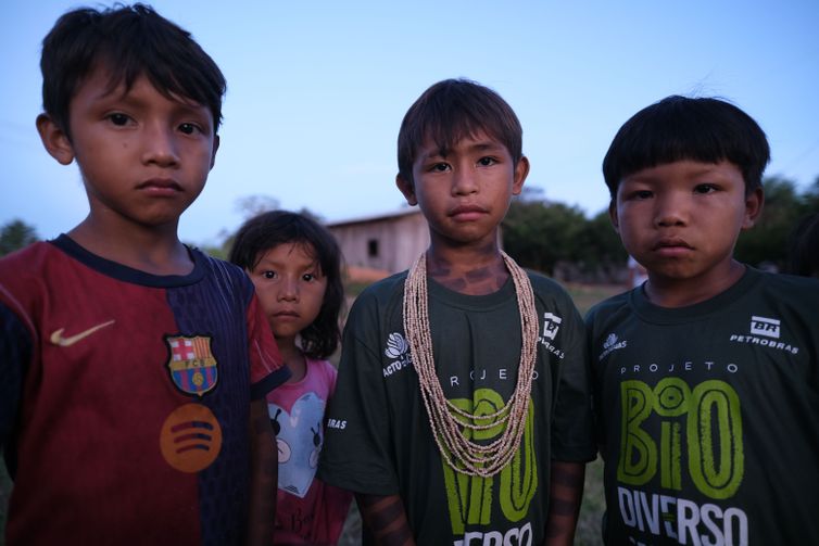 Criancas-indigenas-Rikbaktsa-Fernando-Frazao-ABr Vulnerabilidade reduz altura média de crianças indígenas e nordestinas