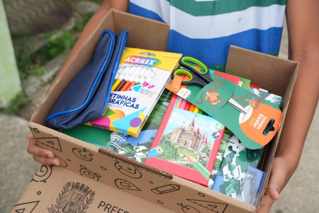 Kit-escolar-26-PMSM-2-1024x684 São Mateus começa a entregar kits escolares e novos uniformes