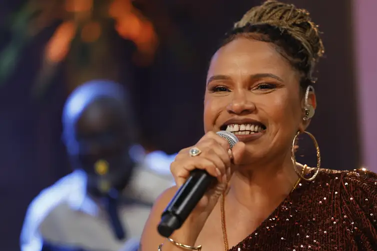 Teresa-Cristina-com-Xande-de-Pilares-Fernando-Frazao-ABr Mãe de Lula ‘canta’ no samba-enredo da Acadêmicos de Niterói