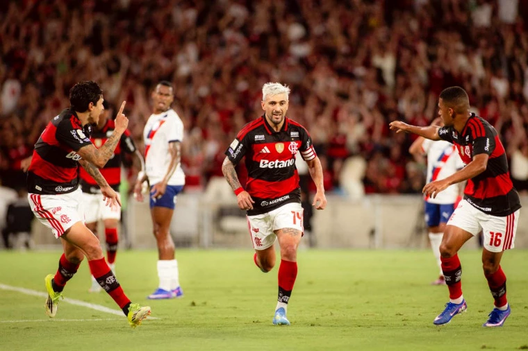 Arrasca-comemora-contra-o-Bahia-Adriano-Fontes-CRF Em noite de homenagem a Oscar, Flamengo vence o Bahia e embala no Brasileirão com terceira vitória seguida