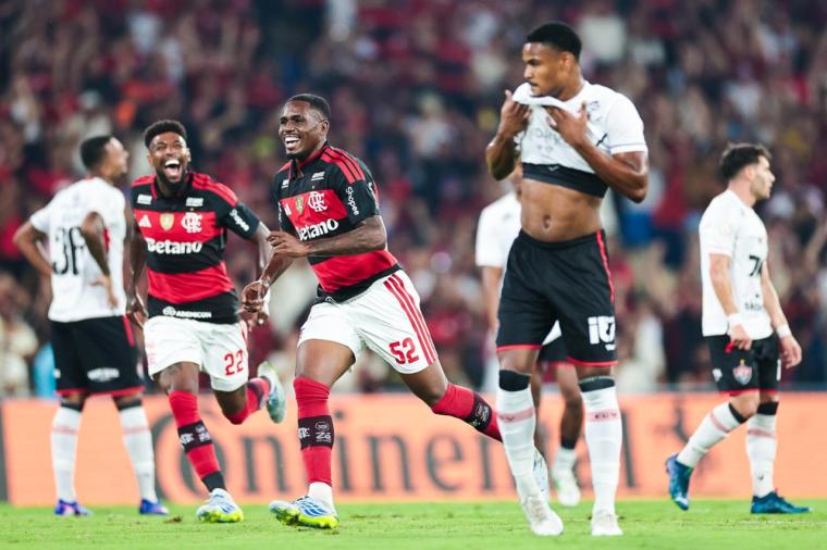 Flamengo-comemora-Gilvan-de-Souza-CRF Com gols de Ewertton e Pedro, Flamengo vence Vitória-BA na Copa do Brasil