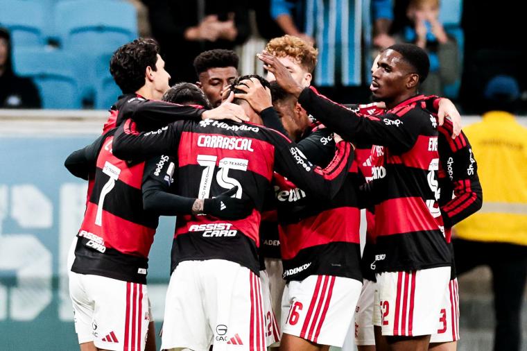 Carrascal-comemora-contra-Gremio-Gilvan-de-Souza-CRF-2 Carrascal decide, Flamengo domina o Grêmio e fica mais perto do Palmeiras