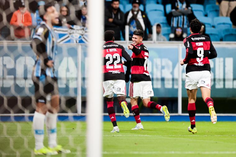 Carrascal-comemora-contra-Gremio-Gilvan-de-Souza-CRF Carrascal decide, Flamengo domina o Grêmio e fica mais perto do Palmeiras