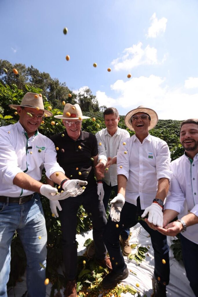 Colheita-de-cafe-arabica-Cid-Costa-Governo-ES-2-683x1024 Ricardo Ferraço abre colheita do café arábica no Espírito Santo