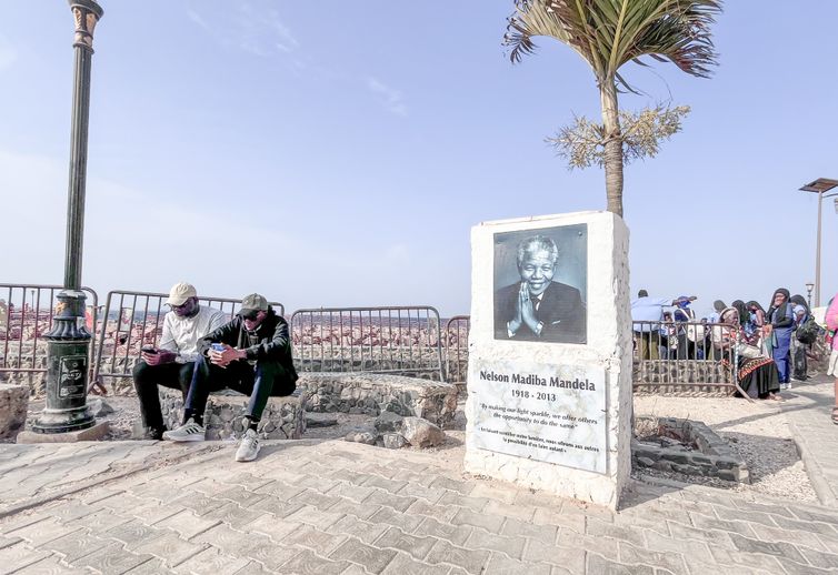 Mandela-na-Ilha-de-Goree-Bruno-de-Freitas-Moura-ABr Ilha africana “memória da escravidão” conta com turismo para ter renda
