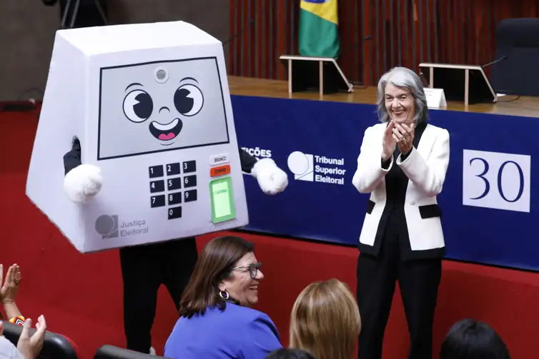 Mascote-do-TSE-e-a-ministra-Carmen-Lucia-Alejandro-Zambrana-Secom-TSE Cármen Lúcia: urna eletrônica acabou com fraudes nas eleições
