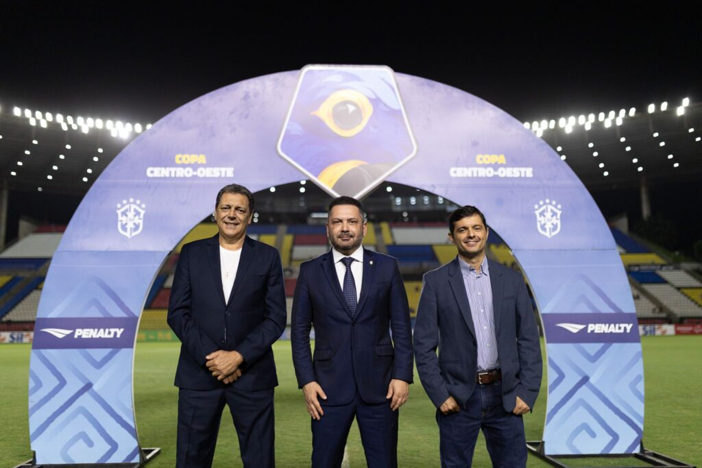 Ronei-Freitas-Claudio-Gomes-e-Gustavo-Vieira-Rafaec-Brozeghini-Staff-Images-CBF-1024x683 Anápolis é campeão da primeira edição da Copa Centro-Oeste