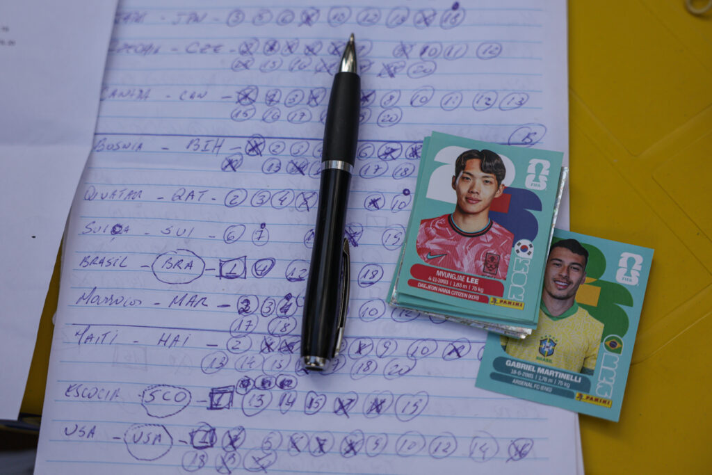 0d4a8685-1024x683 Troca de figurinhas pode atenuar alto custo do álbum da Copa do Mundo