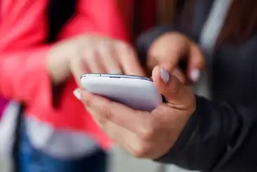 Celular-Freepik Censo Escolar: Brasil reduz índices de reprovação, abandono e atraso